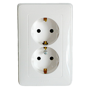 773627 Legrand 2-я розетка с заземл. БЕЛ CAR (5/50)