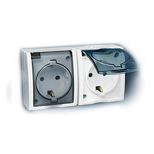 1594443-030 Simon 2-ная розетка 2Р+Е со шт. с кр. IP44, Бел (6)